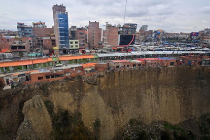 Vista aérea de un mercado construido al borde de un acantilado en la zona de La Ceja de la ciudad de El Alto, Bolivia, tomada el 9 de diciembre de 2024.
