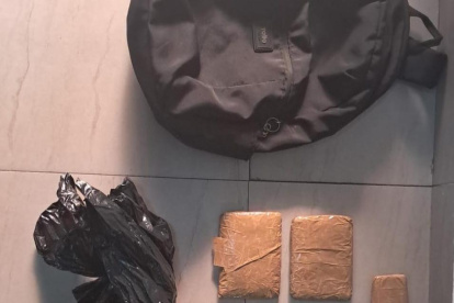 En una mochila se encontró los paquetes son la sustancia ilícita.