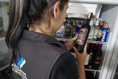 Personal de la Arcsa recorre los espacios donde se vende este tipo de bebida para identificar si corresponden al lote con la anomalía.