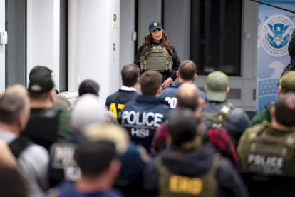 La secretaria de Seguridad Nacional, Kristi Noem, hablando con agentes del Servicio de Control de Inmigración y Aduanas (ICE) durante un operativo, en Nueva York (EE.UU.).