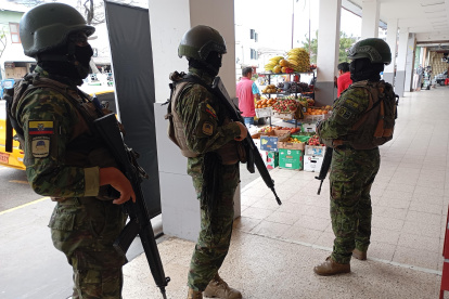 Hecho. Aunque la presencia militar ha aumentado en el espacio público de Playas, a diario la ciudadanía reportan robos, muertes y extorsiones.