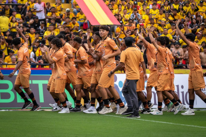 Las divisiones formativas fueron las primeras en desfilar en la apertura del programa de la Noche Amarilla 2025.