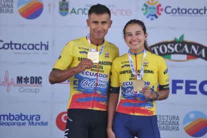 Narváez junto a Natalia Vásquez, ganadora de la elite femenina.