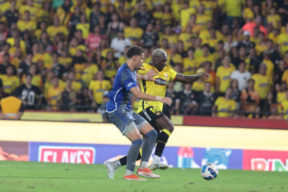 Felipe Caicedo (d) debutó con la camiseta torera en el Clásico del Astillero del sábado 1 de febrero, en la Noche Amarilla del Barcelona SC.