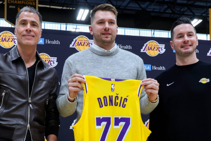 Luka Doncic llevará el número 77 en su aventura con los Lakers.