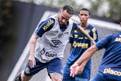 Neymar durante su primer entrenamiento con el equipo brasileño este lunes 3 de febreo, en Santos (Brasil). Neymar asistió ya a su primer entrenamiento con el club tras firmar el viernes un contrato de seis meses prorrogables.