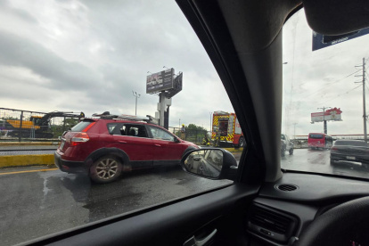 Instante en el que los bomberos terminaron de limpiar la calzada en el tramo afectado de la avenida del Bombero.