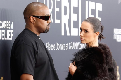 Kanye West y su pareja, Bianca Censori en los Grammy 2025.