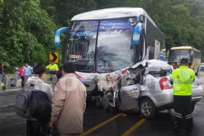 La parte delantera del vehículo liviano quedó destrozada.