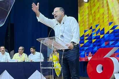 Henry Kronfle, de pie; y en la mesa directiva, Jaime Nebot y Alfredo Serrano.