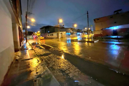 En zonas como Sauces, Samanes y la Alborada se reportó acumulación de agua en algunos tramos.