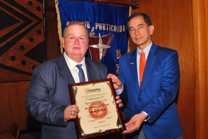 Carlos Alfredo Flor Vásquez recibe el reconocimiento entregado por  Rodolfo Chang , vicepresidente de Fedepal.