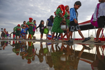 Miembros de la comunidad Guna Yala, desplazados climáticos por la subida del nivel del mar, se dirigen a la zona donde están sus nuevas viviendas en Isberyala (Panamá).