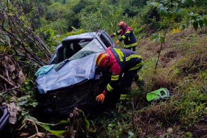 Tres personas quedaron atrapadas en el vehículo.