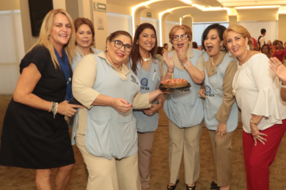 Nony Gonzenbach, María Delia García, Carmen de Vásquez, Tatiana Paredes, Jenny Chica de Quirola, Vitalia de Galarza y Alexandra Rumbea.