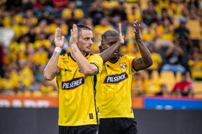 Octavio Rivero y Gabriel Cortez saludan a la hinchada en el estadio Monumental, en el partido ante Mushuc Runa