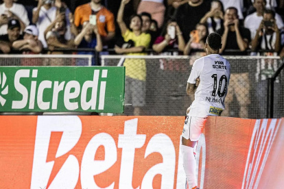 Neymar convirtió un gol olímpico en la victoria 3-0 de Santos ante Associação Atlética Internacional