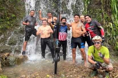 En Caimatan, una aldea en Molleturo, gozaron la cascada.