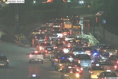 En las zonas aledañas al Malecón 2000 se registra acumulación de agua causada por la marea alta.