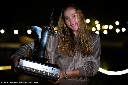 Mirra levanta el trofeo de Dubai, tras vivir la mejor semana de su carrera al conseguir su segundo y mayor título de la WTA.