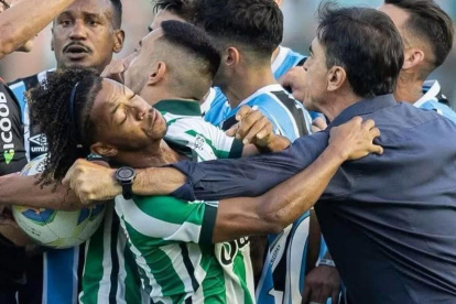 Quinteros cuando impactó el rostro del jugador del Juventude, Énio.