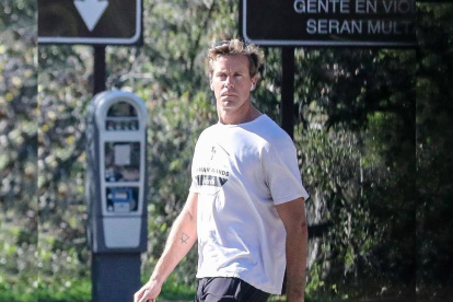 El actor Armie Hammer reveló en su podcast que intentó explorar su sexualidad