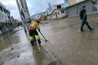 En las calles Pío Xll y Miguel Medina, en Calderón, se taparon las alcantarillas.