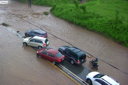 Así permanece este 5 de marzo un tramo de vía a la costa, tras la lluvia registrada.