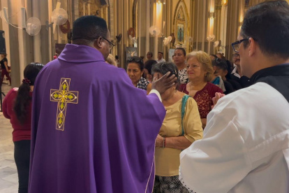 Las fieles hicieron largas filas para recibir su marca en la frente.