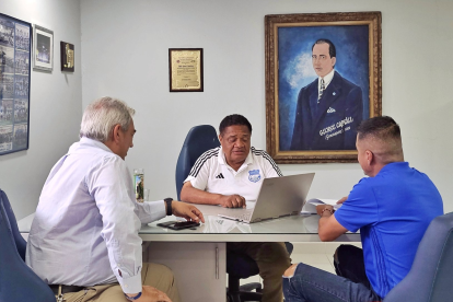 Jorge Guzmán (c) confirmó que se están pagando las demandas de exjugadores de Emelec en FIFA