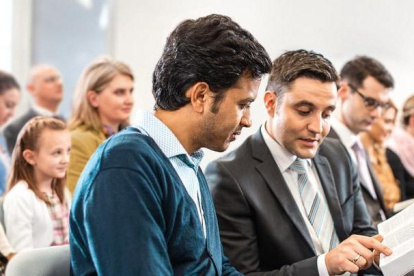 Una de las reuniones en un Salón de Reino de los testigos de Jehová.