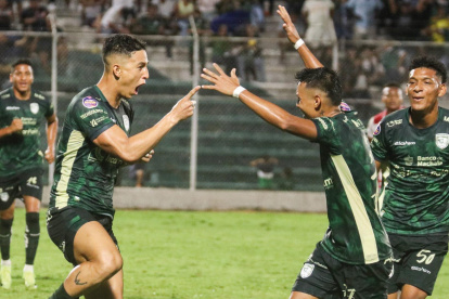 Miguel Parrales (izq) hizo los goles de Orense SC.