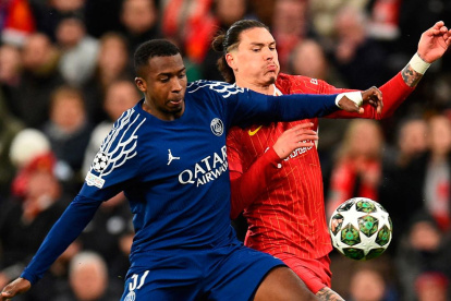 Wllian Pacho (i) en la marca sobre el delantero Darwin Núñez, en el partido de PSG ante Liverpool en Anfield