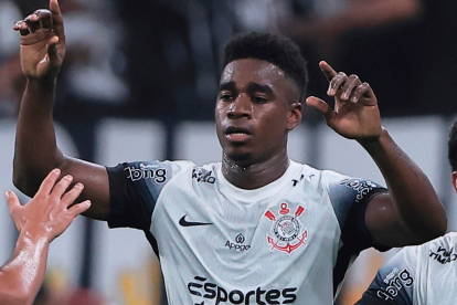 Félix Torres anotó para Corinthians en el partido contra Barcelona en Brasil