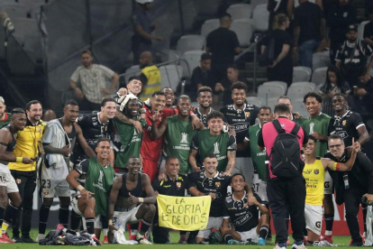 Barcelona SC festejando en el estadio Neo Química de Sao Paulo.
