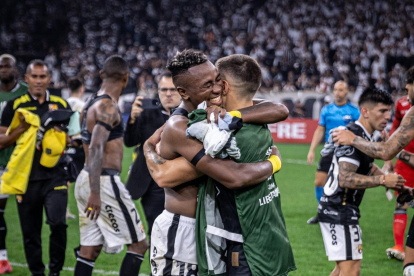 Dixon Arroyo y Joaquín Valiente en el festejo en Sao Paulo.