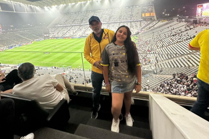 Magú y su hija Lucy en el estadio Neo Química de Corinthians.