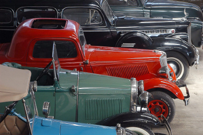 Una exposición anterior de carros clásicos y antiguos.
