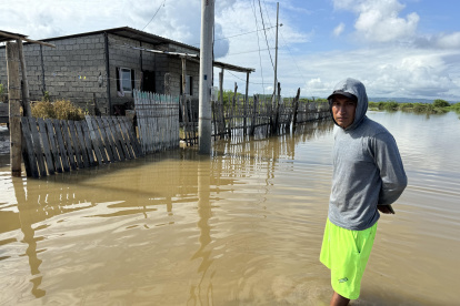Sector de San Clemente, en Manabí, sufre inundaciones por intensas lluvias.