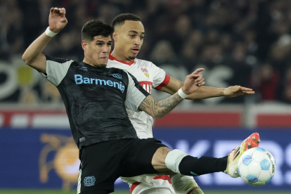 El jugador ecuatoriano (i) en una de las acciones defendiendo su posición con éxito.