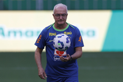 El entrenador de Brasil, Dorival Junior, dirige el entrenamiento de la selección este miércoles 19 de marzo.