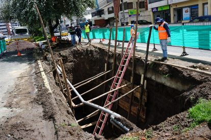 Desde el 18 de marzo se realozan los trabajos para reparar el colector en la avenida De Los Shyris y Gaspar de Villarroel.
