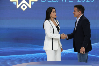 Daniel Noboa y Luisa González, en el saludo inicial del debate presidencial.