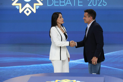 Luisa González y Daniel Noboa, en el debate presidencial del 23 de marzo de 2025.