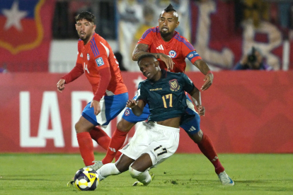 Darwin Guagua de Ecuador cae ante la marca de Arturo Vidal de Chile, en el cotejo por eliminatorias