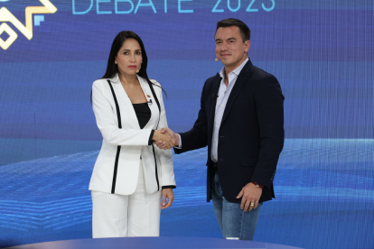 Luisa González y Daniel Noboa, en el debate presidencial, del 23 de marzo 2025.
