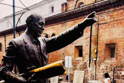 La estatua de Sixto Durán Ballén fue colocada en diciembre de 2021, a propósito del centenario de su nacimiento.