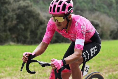 La Locomotora del Carchi se asegura terminar entre los 10 mejores de la prueba que sirve de antesala a la Giro de Italia.