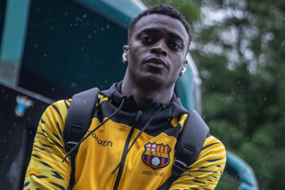 Álex Rangel, defensa central de Barcelona SC, destacado por su solidez defensiva y su presencia en la selección sub-23 de Ecuador.