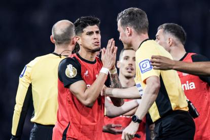 Bielefeld (Germany), 01/04/2025.- Leverkusen"s Piero Hincapie (L) argues with referee Harm Osmers (R) during the DFB Cup semi final match between Arminia Bielefeld and Bayer 04 Leverkusen in Bielefeld, Germany, 01 April 2025. (Alemania) EFE/EPA/CHRISTOPHER NEUNDORF The DFB regulations prohibit any use of photographs as image sequences and/or quasi-video.